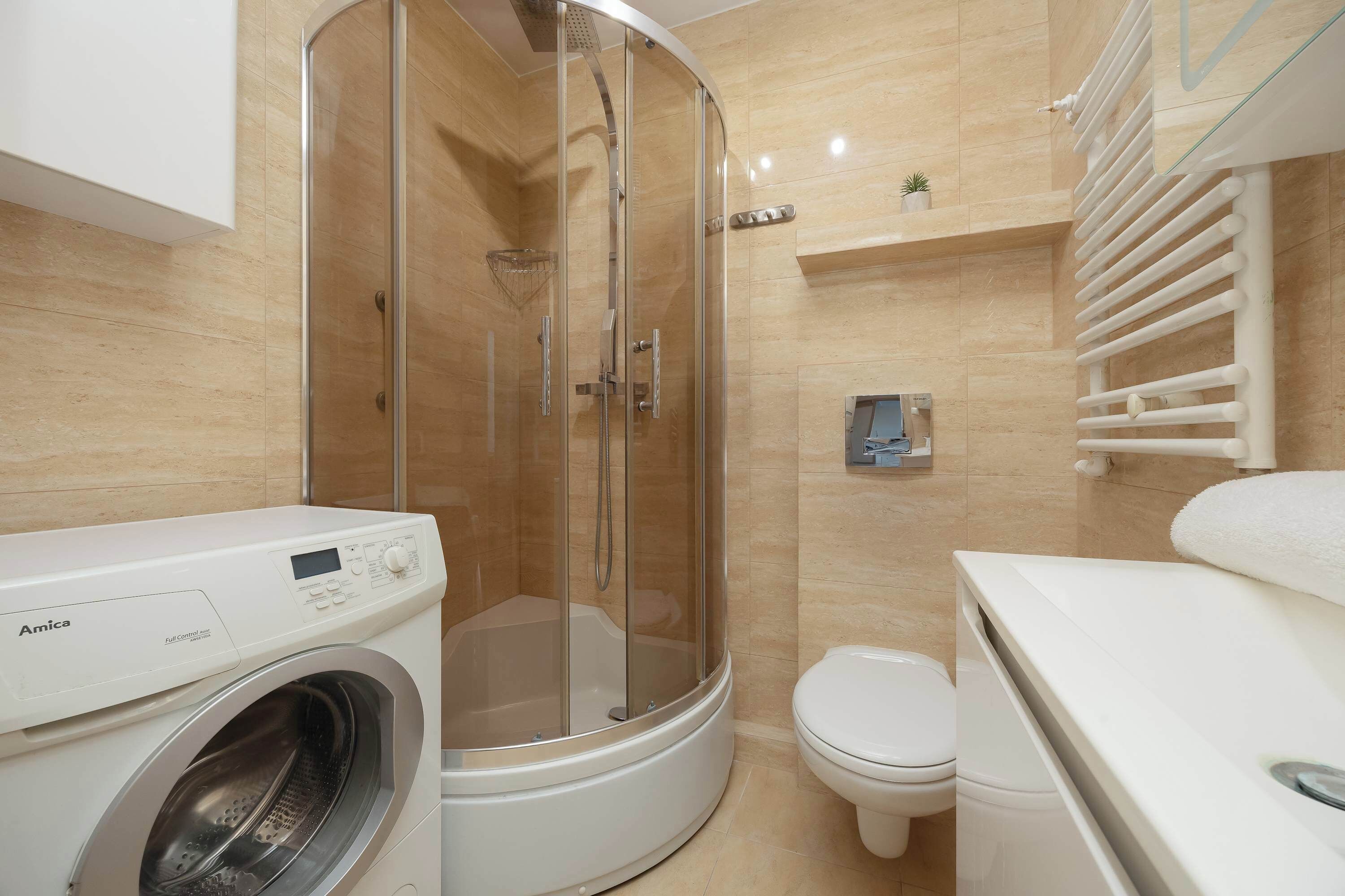 Shower, hair dryer, towels, shampoo