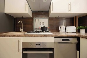 Fridge, oven, stovetop, dishwasher - Cozy Apartment with Balcony | Workspace (Warszawa)