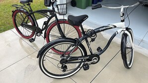 Twee fietsen staan op een betonnen oprit.