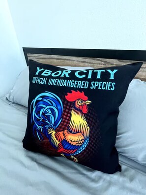 Ein Kissen mit einem Hahn-Motiv und dem Text 'Ybor City Official Unendangered Species'.