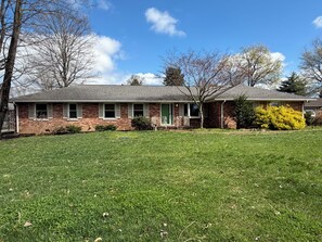 Exterior - The Bluegrass Biscuit: Charming 4BR Ranch Near Keeneland & Airport (Lexington)