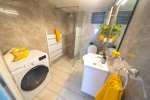 Shower, hair dryer, towels - House Sleeps 6 With Sea View and Parking (Thermaikos)