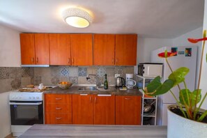 Refrigerador, microondas, horno, placa de cocina