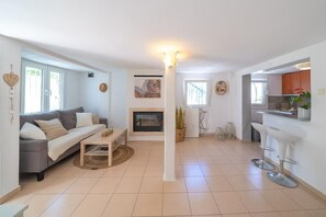 Fireplace - House Sleeps 6 With Sea View and Parking (Thermaikos)