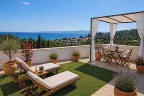 Outdoor dining - House Sleeps 6 With Sea View and Parking (Thermaikos)
