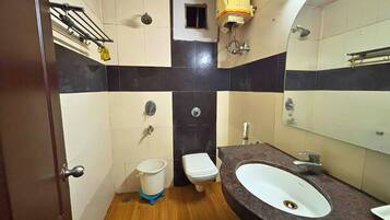 Deluxe Room | Bathroom