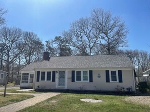 Exterior - Charming 3 bedroom home, .5 miles to Thatcher Beach. (South Yarmouth)