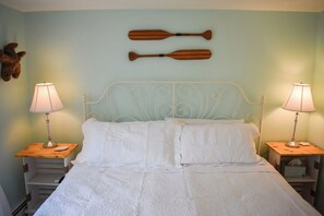 3 bedrooms, iron/ironing board, free WiFi - Charming 3 bedroom home, .5 miles to Thatcher Beach. (South Yarmouth)