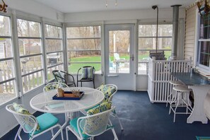 Outdoor dining - Charming 3 bedroom home, .5 miles to Thatcher Beach. (South Yarmouth)
