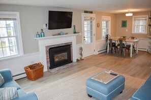 TV - Charming 3 bedroom home, .5 miles to Thatcher Beach. (South Yarmouth)