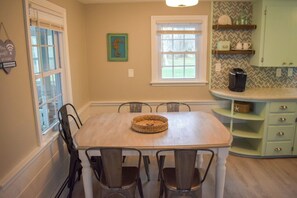 Dining - Charming 3 bedroom home, .5 miles to Thatcher Beach. (South Yarmouth)