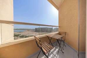 Outdoor dining - Free housekeeping visits during your stay - StayShort - Comfortable 1 Bedroom in Production City that Sleeps 3! (Production City)