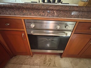 Microwave, oven, stovetop - 2-bedroom condo in Puerto Aventuras. stunning views, walking distance to Marina (Q.R.)