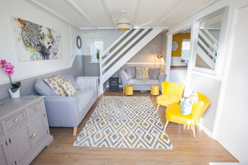 Poachers Cottage - 3 Bedroom Cottage - Ivy Towers