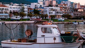 Une ville côtière avec des bâtiments, un port de plaisance et des bateaux.