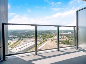 Room - Modern High-rise 24th Floor Condo w Private Patio (Kitchener)