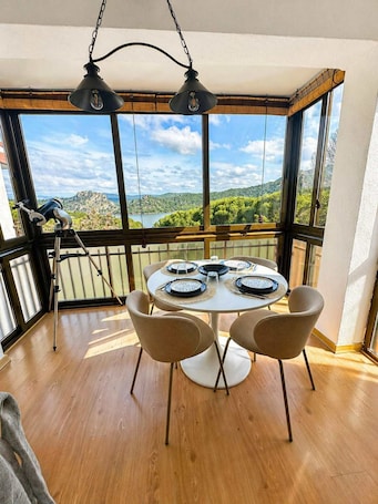 Apartment With Amazing Views to San Juan Lake
