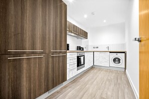 Fridge, microwave, oven, stovetop - Stylish 2 Bedroom * City Centre * Parking *Netflix (Birmingham)