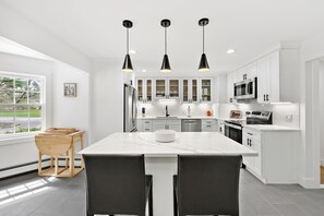 Microondas, horno, placa de cocina y lavavajillas
