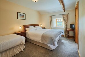 2 bedrooms, desk, iron/ironing board, travel cot - The Granary at Carr Edge Farm (Newbrough)