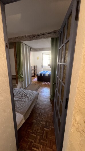 Room - Holiday Home “La Petite Maison” with Balcony and Wi-Fi (Puimoisson)