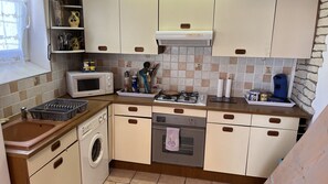 Private kitchen - Holiday Home “La Petite Maison” with Balcony and Wi-Fi (Puimoisson)