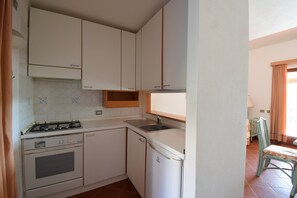 Fridge, oven, cookware/dishes/utensils - Ortensia House With Garden Budoni (Budoni)