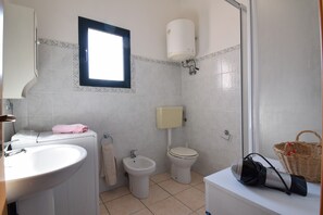 Shower, hair dryer, bidet - Ada House with balcony in Budoni (Tanaunella)
