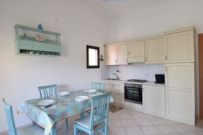 Refrigerador, horno, cafetera y tetera y utensilios de cocina 