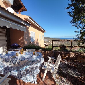 Outdoor dining - San Lorenzo House With Garden In Budoni (San Lorenzo)