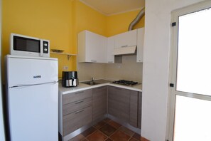 Fridge, microwave, cookware/dishes/utensils - Apartment Faro in Budoni (Budoni)