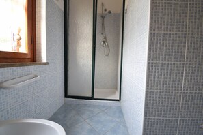 Shower, bidet - Apartment Faro in Budoni (Budoni)