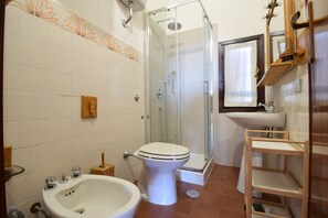 Shower, hair dryer, bidet - Casa Chiara Balcony, Budoni (Budoni)