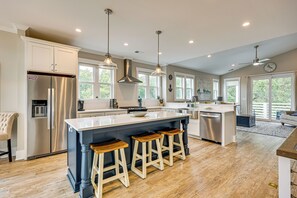 Apartment (5 Bedrooms) | Interior - 5BR Coastal Compound in Carolina Beach: Brand New! (Carolina Beach)