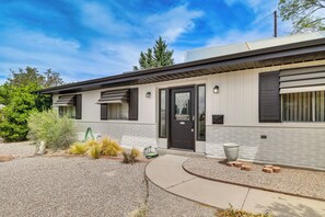 Interior - Walk to Unm! Quiet Extended Escape w/ Patio (Albuquerque)