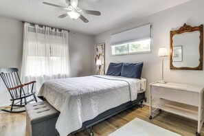 Interior - Walk to Unm! Quiet Extended Escape w/ Patio (Albuquerque)
