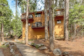 A wooden cabin with a balcony, surrounded by trees. - 2 Mi to Dorabella Cove: Dog-friendly Townhouse! (Shaver Lake)