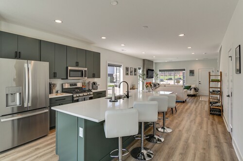 Rooftop Oasis: Downtown Des Moines Townhome