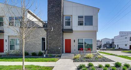 Rooftop Oasis: Downtown Des Moines Townhome