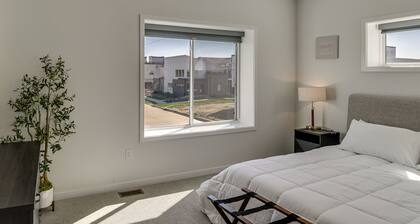 Rooftop Oasis: Downtown Des Moines Townhome