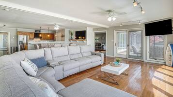 House (5 Bedrooms) | Interior