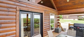 Peaceful 2-cabin Property: 1 Mi to Current River!