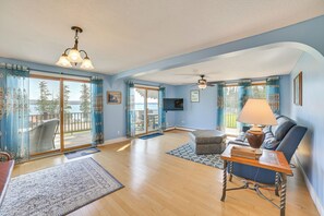 Interior - Walk to the Beach! Boyne City Escape w/ Lake Views (Boyne City)