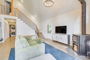 Interior - Lakeside Bliss in Tahuya! Modern Family Getaway (Tahuya)