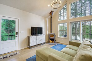 Interior - Lakeside Bliss in Tahuya! Modern Family Getaway (Tahuya)