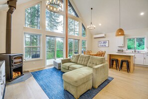 Interior - Lakeside Bliss in Tahuya! Modern Family Getaway (Tahuya)