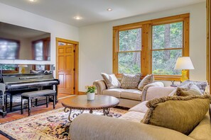 Interior - Private Beach & Hot Tub: Eastsound Waterfront Gem (Eastsound)