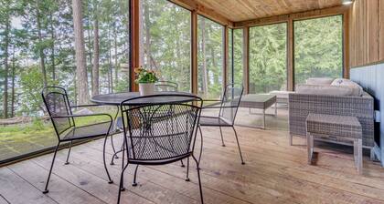 Private Beach & Hot Tub: Eastsound Waterfront Gem