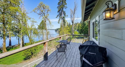 Private Beach & Hot Tub! Family Gem on Puget Sound