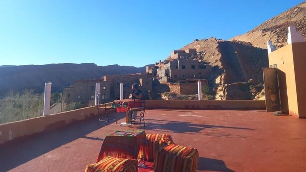 Terraza en la azotea con vistas a edificios tradicionales y un cielo despejado.